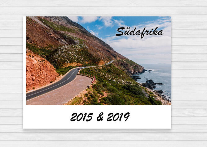 Una bella foto di paesaggio di una strada costiera in Sudafrica con montagne sullo sfondo.