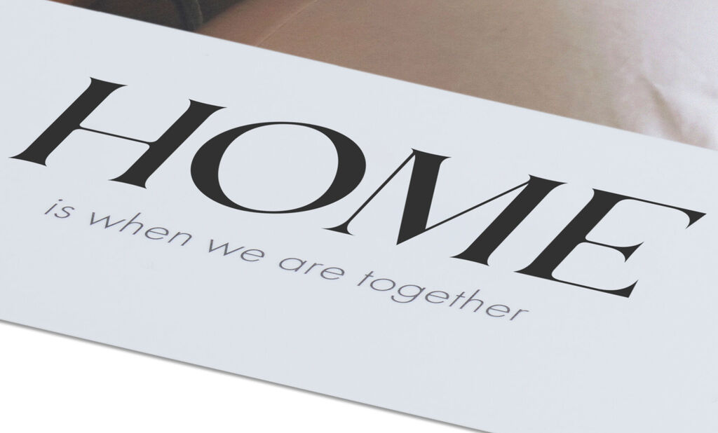 L'immagine mostra la scritta 'HOME' con la sottolineatura 'is when we are together' su uno sfondo bianco.
