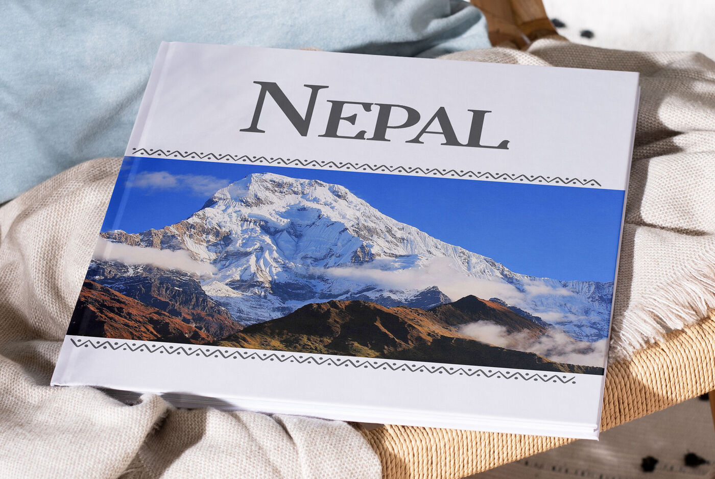 Album CEWE amorevolmente progettato con il titolo "Nepal" su una coperta.