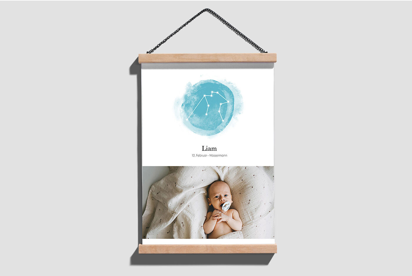 Meraviglioso quadro con motivo di neonato e cielo acquerellato in blu