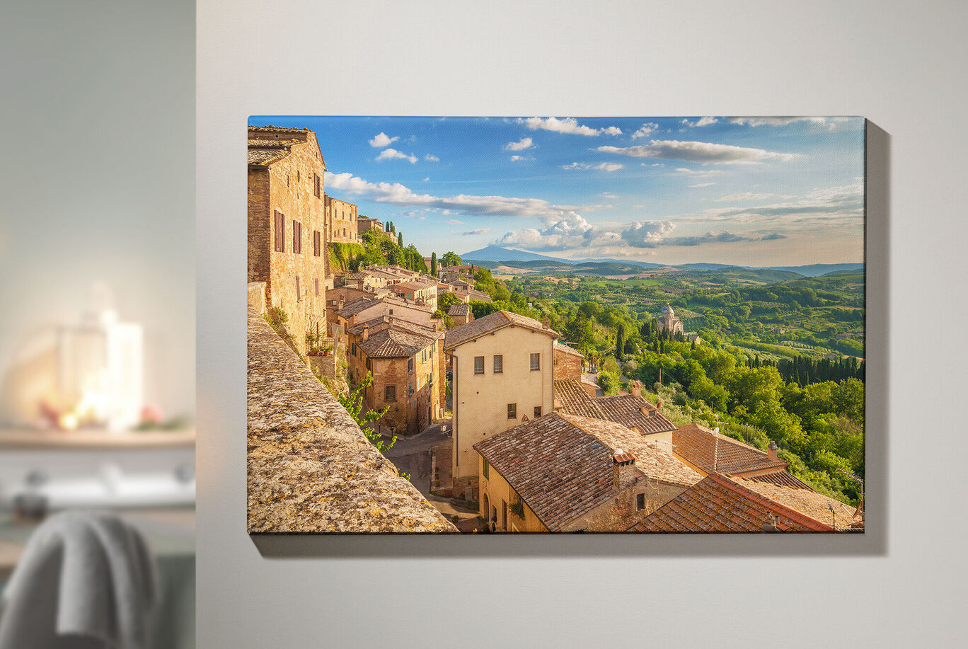 Bellissimo villaggio toscano con case in pietra e colline verdi.
