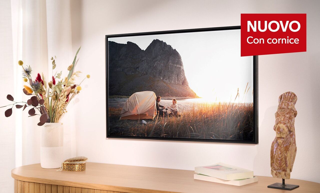 Quadro meraviglioso con tenda e famiglia al tramonto