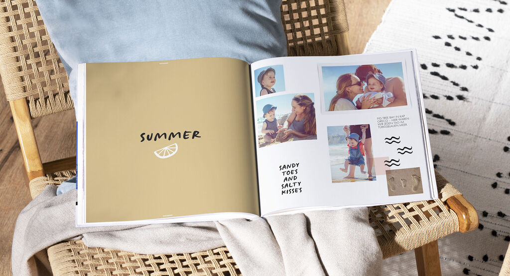 Un fotolibro aperto con il titolo "Estate" e immagini di momenti felici in spiaggia.