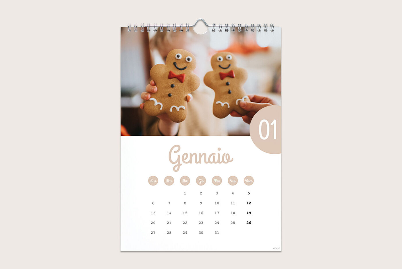 Due allegri omini di pan di zenzero sono tenuti, con una pagina di calendario sullo sfondo.