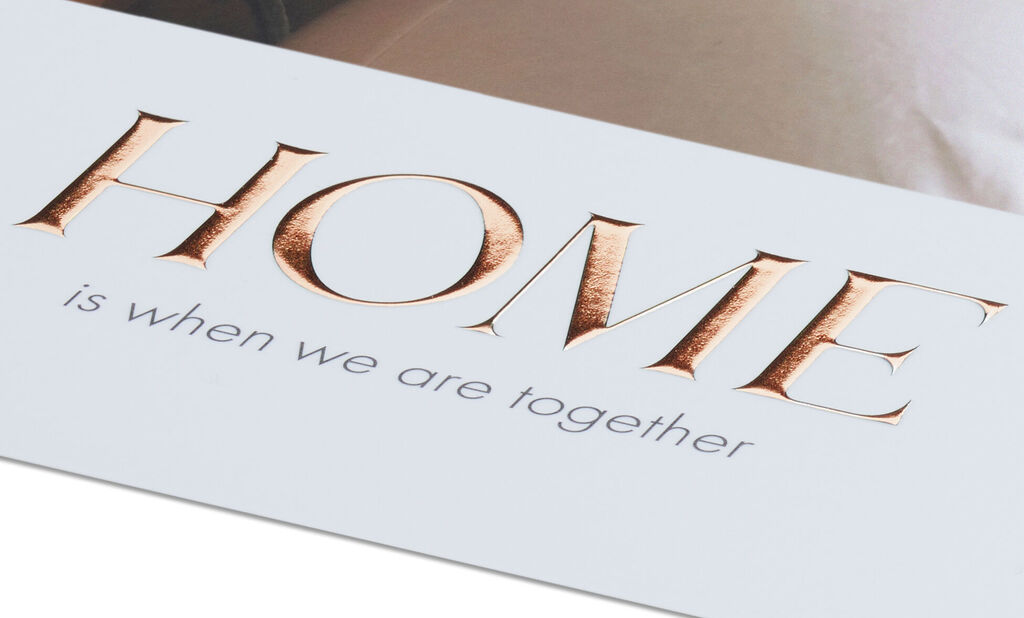 La parola HOME in grande scrittura lucida su uno sfondo, sotto la frase "è quando siamo insieme".