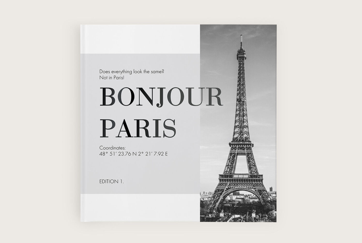 Copertina bianco-nera di fotolibro con Torre Eiffel: 'Bonjour Paris'.