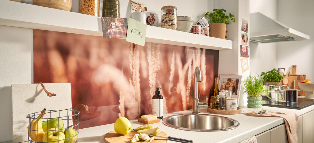 Una cucina moderna con uno sfondo bello e utensili eleganti.