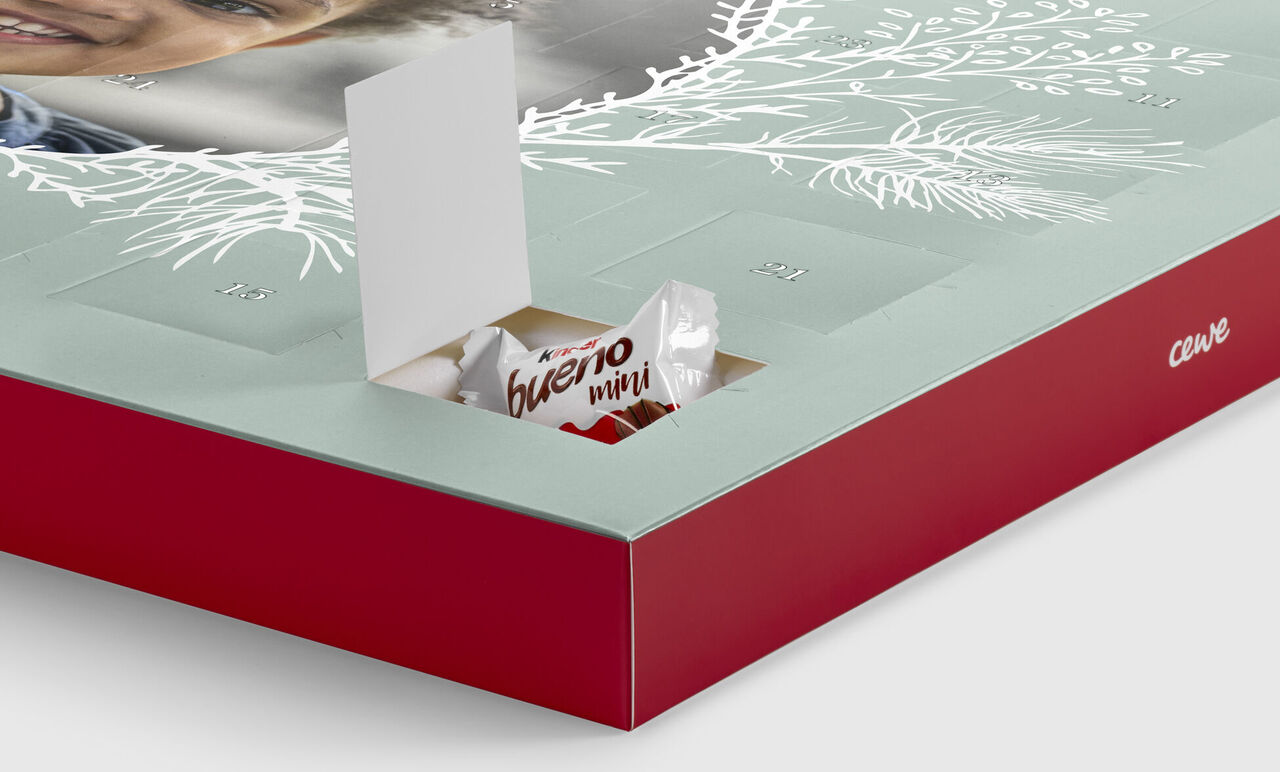 Calendario dell'avvento con cioccolato e una finestrella aperta.