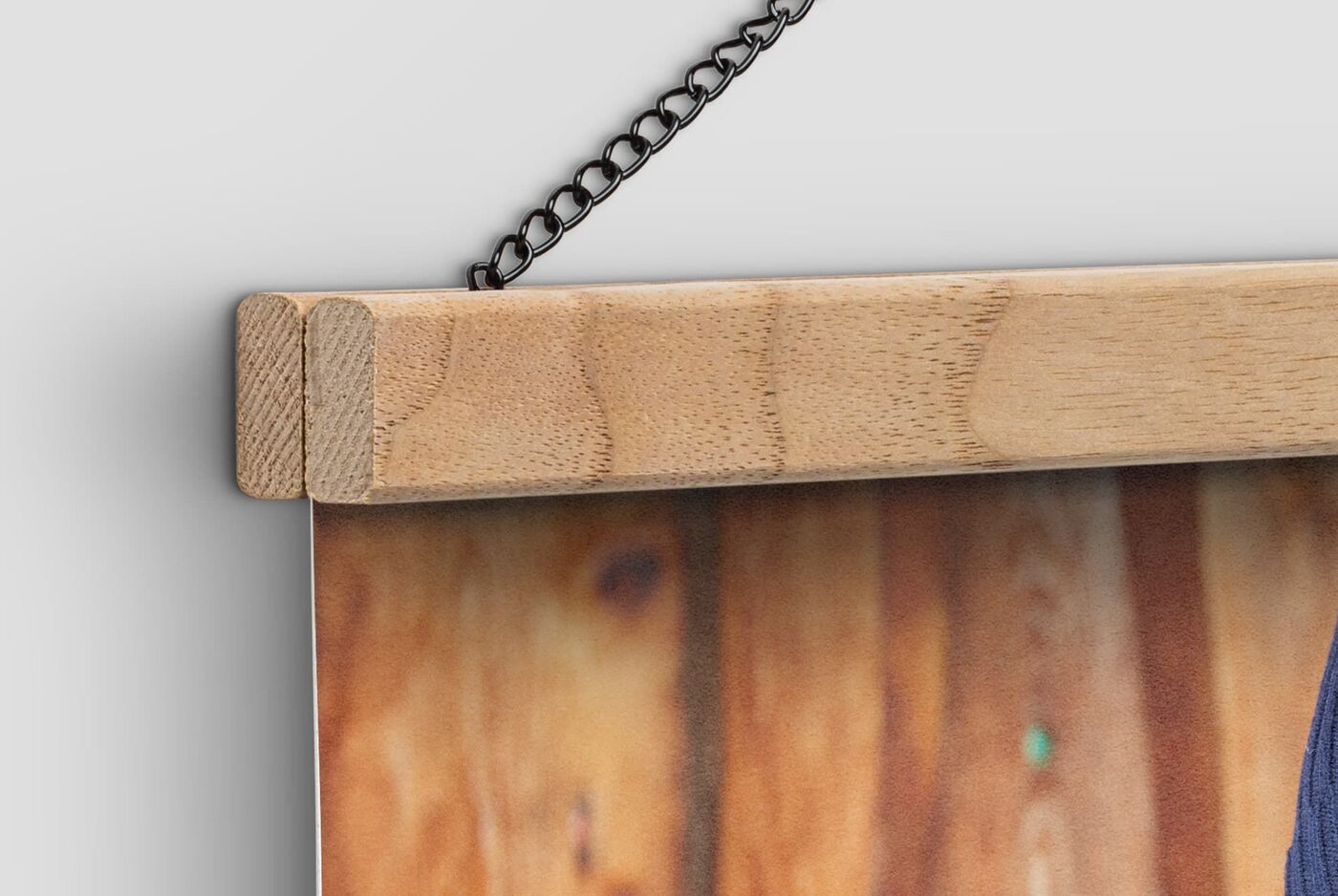 Primo piano di una cornice di legno su un'immagine, sfondo bello.
