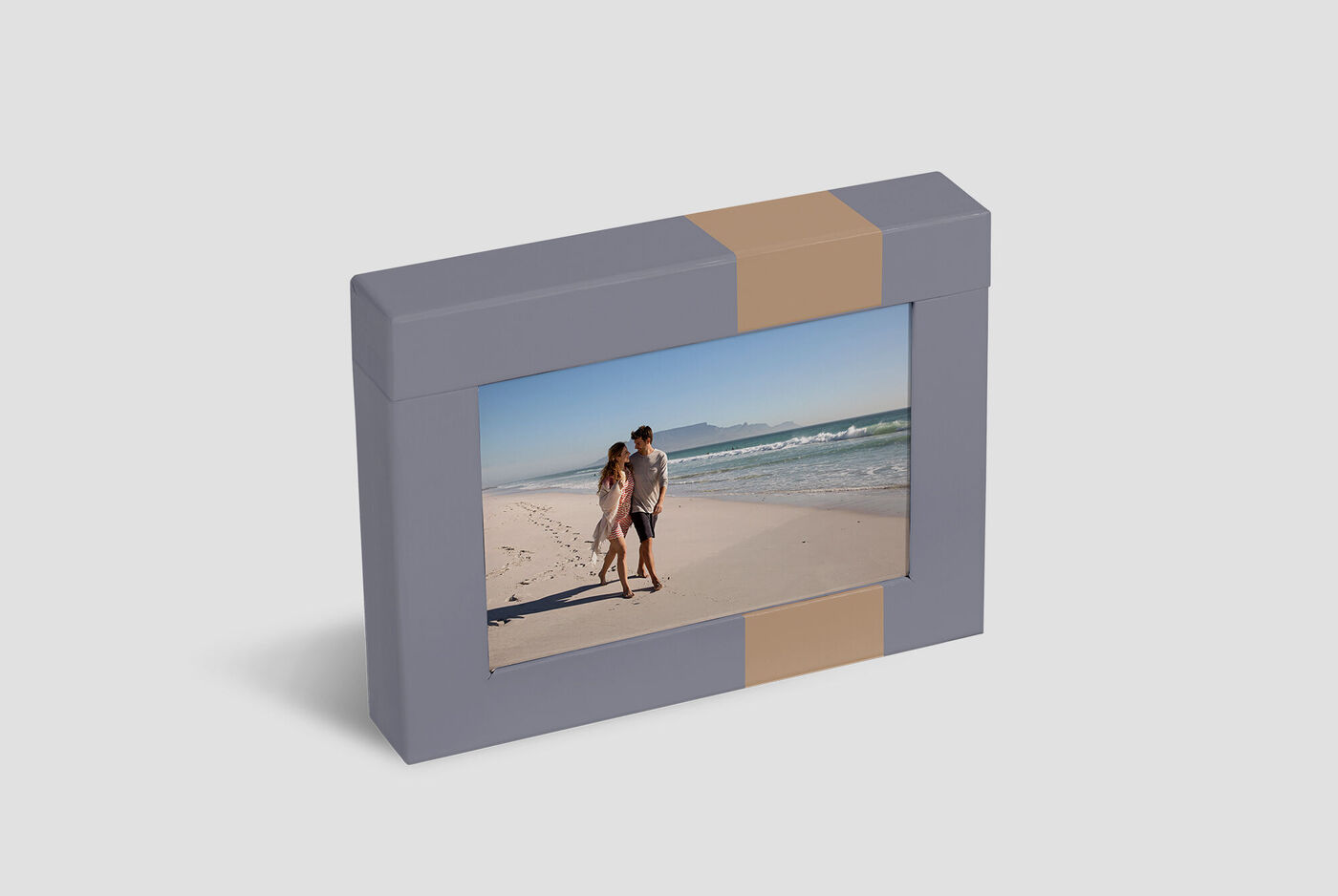 Un bel photo album con una foto di una coppia in spiaggia. Il sole splende e si godono il momento.