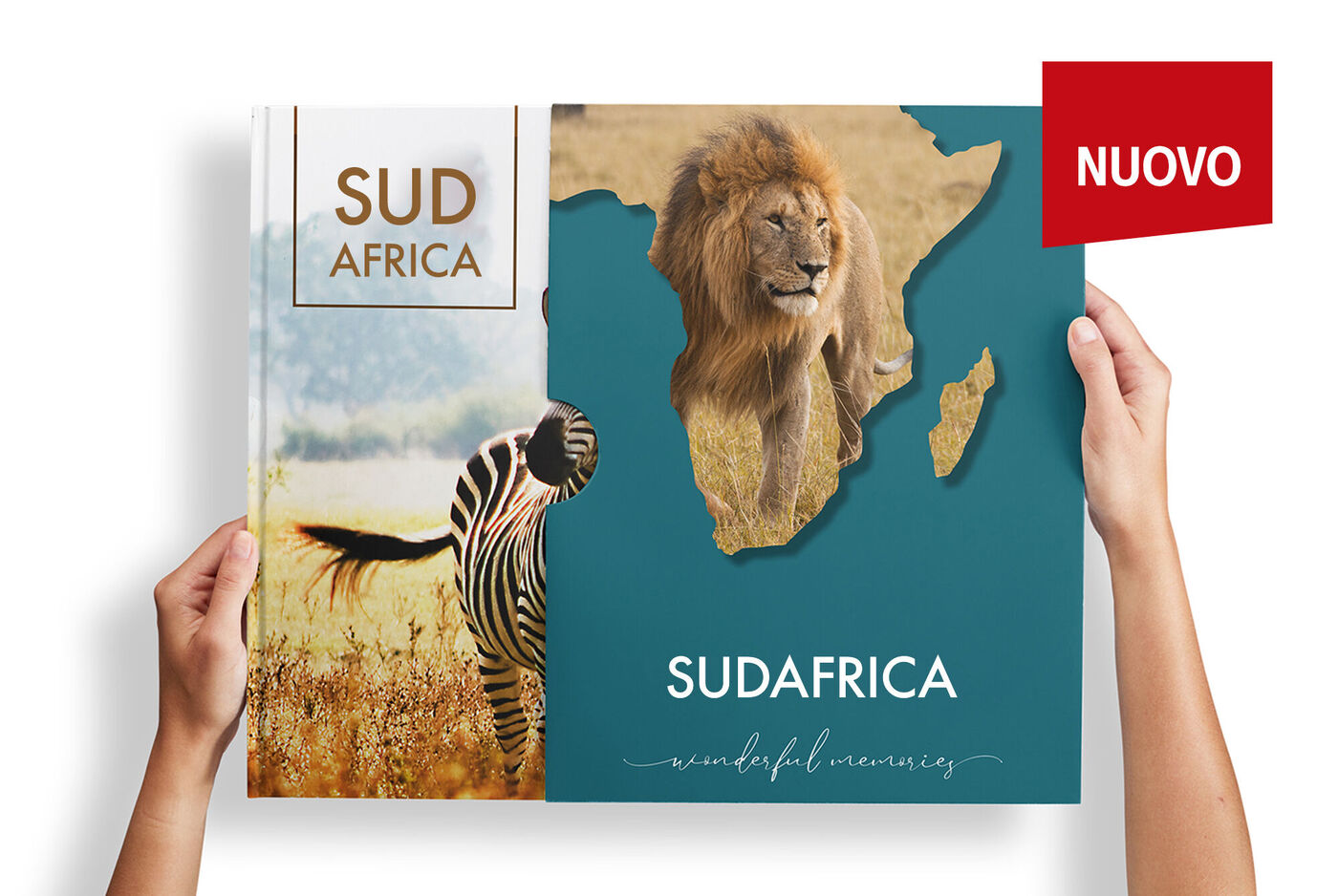 Una persona tiene un CEWE fotolibro su Sudafrica con un leone in copertina.