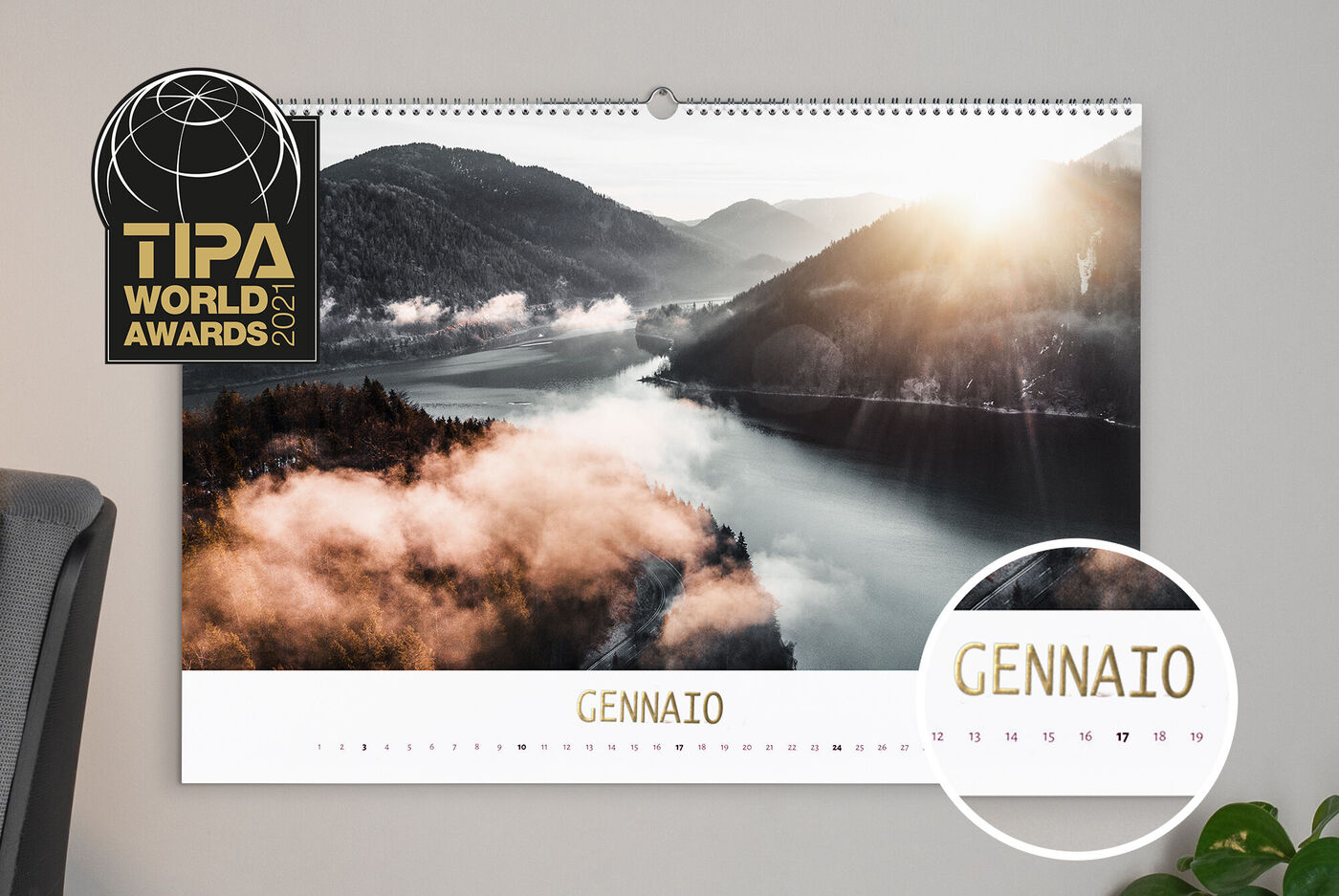 Un elegante calendario da parete con vista montana e nebulosa rossa, mese di gennaio.