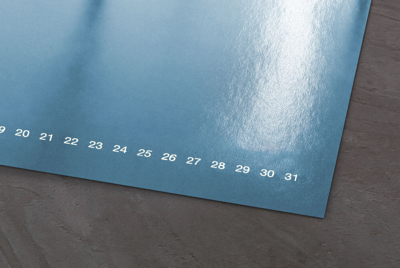 Dettaglio di un calendario fotografico CEWE con date per il mese.