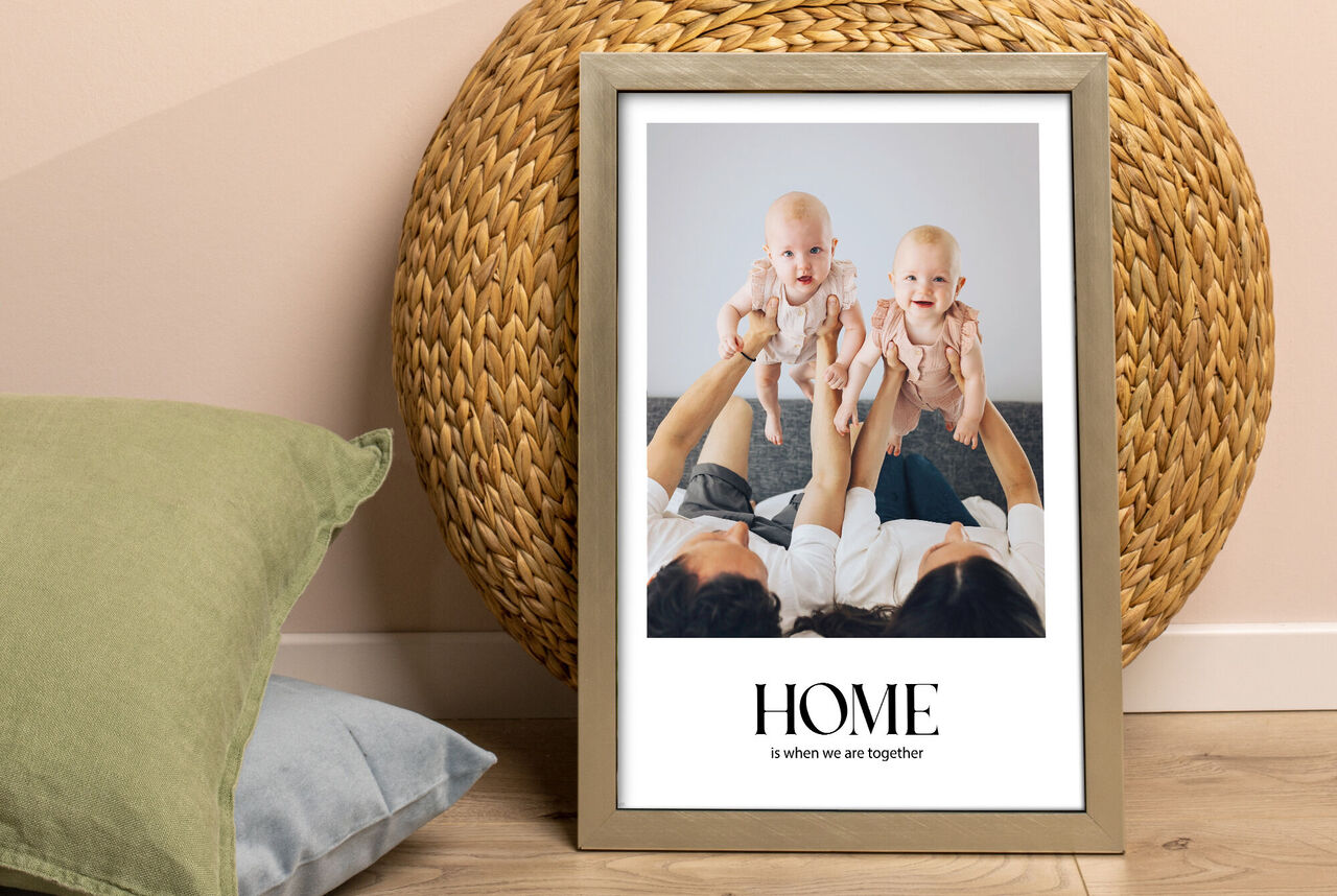 Una famiglia amorevole tiene due bambole in casa e sorride.