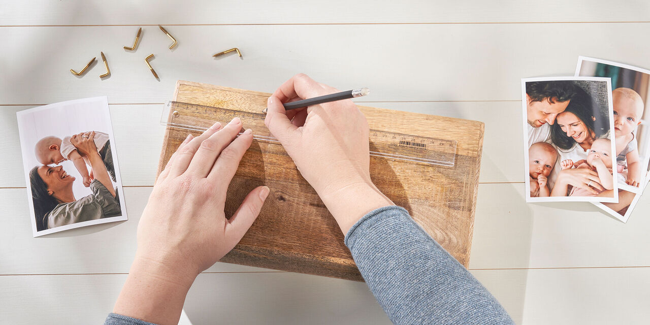 Mani che disegnano su un legno per mantenere i ricordi.