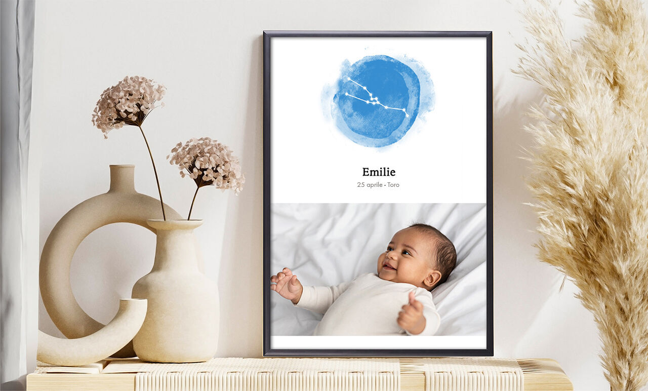 Un'immagine affettuosa con acquerello blu e il nome Emilie. Un bambino dorme su un lettino.