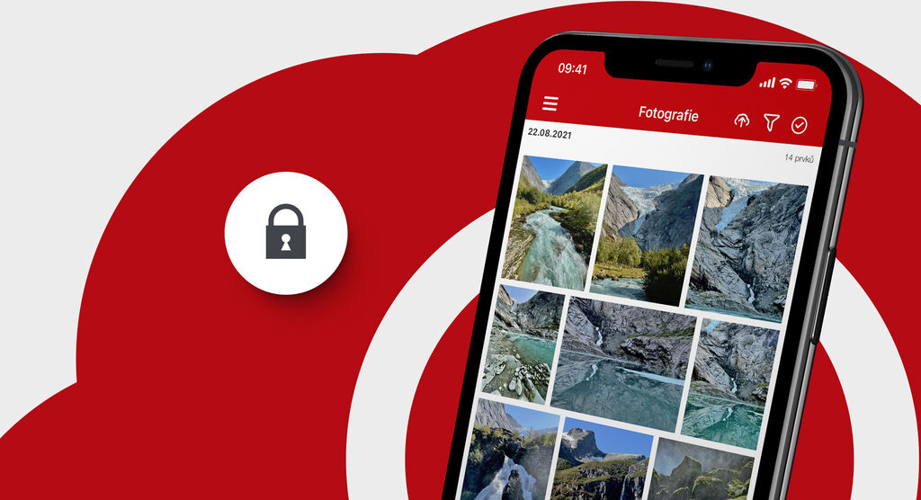 Smartphone mostra una galleria di foto sicure nella CEWE Cloud.