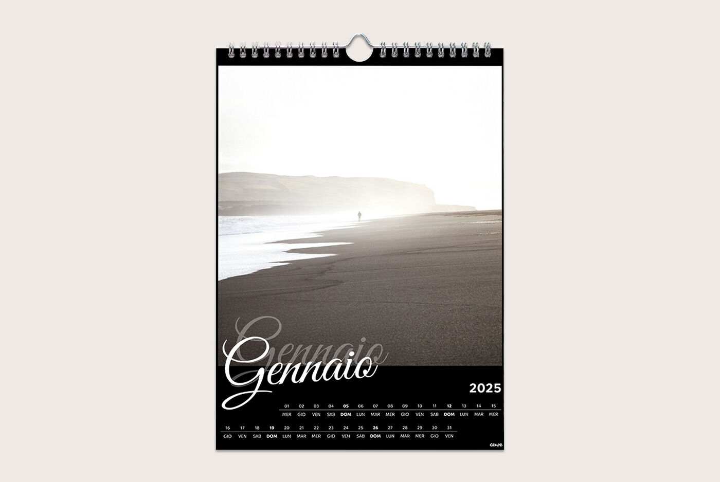 Un calendario fotografico estetico con un paesaggio marino a gennaio. Onde dolci e una persona all'orizzonte. Design elegante.