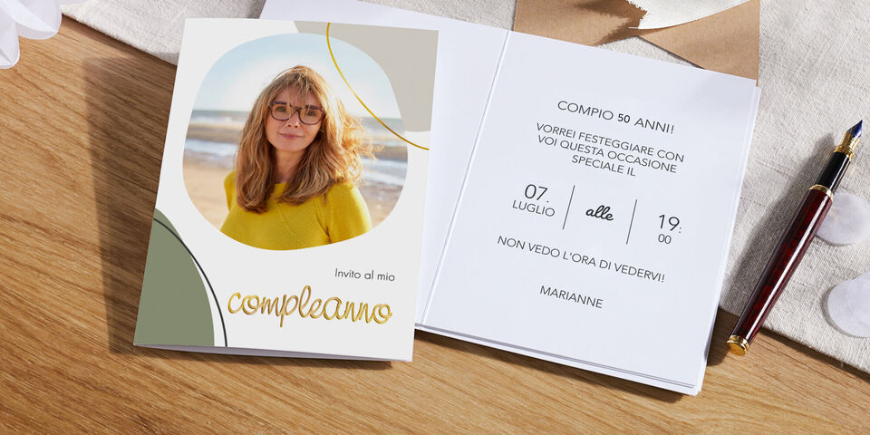 Invito a un 50° compleanno con foto e dettagli.