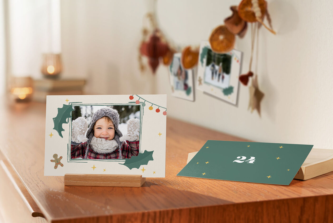 Una cartolina di Natale festiva con foto. Decorata con motivi natalizi colorati.