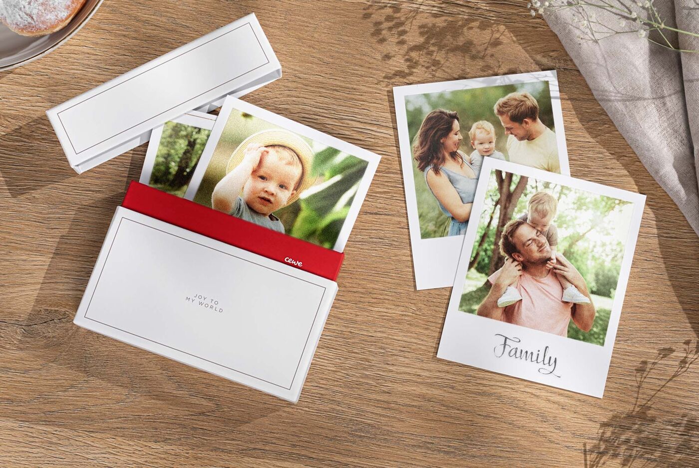 Due biglietti fotografici con momenti affettuosi della famiglia su un tavolo di legno.