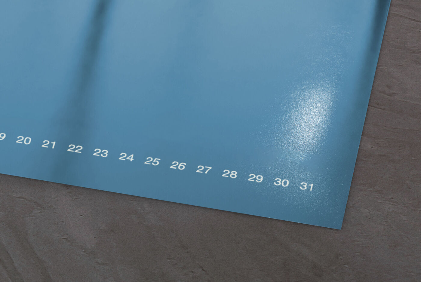 Calendario fotografico blu con date per il mese.