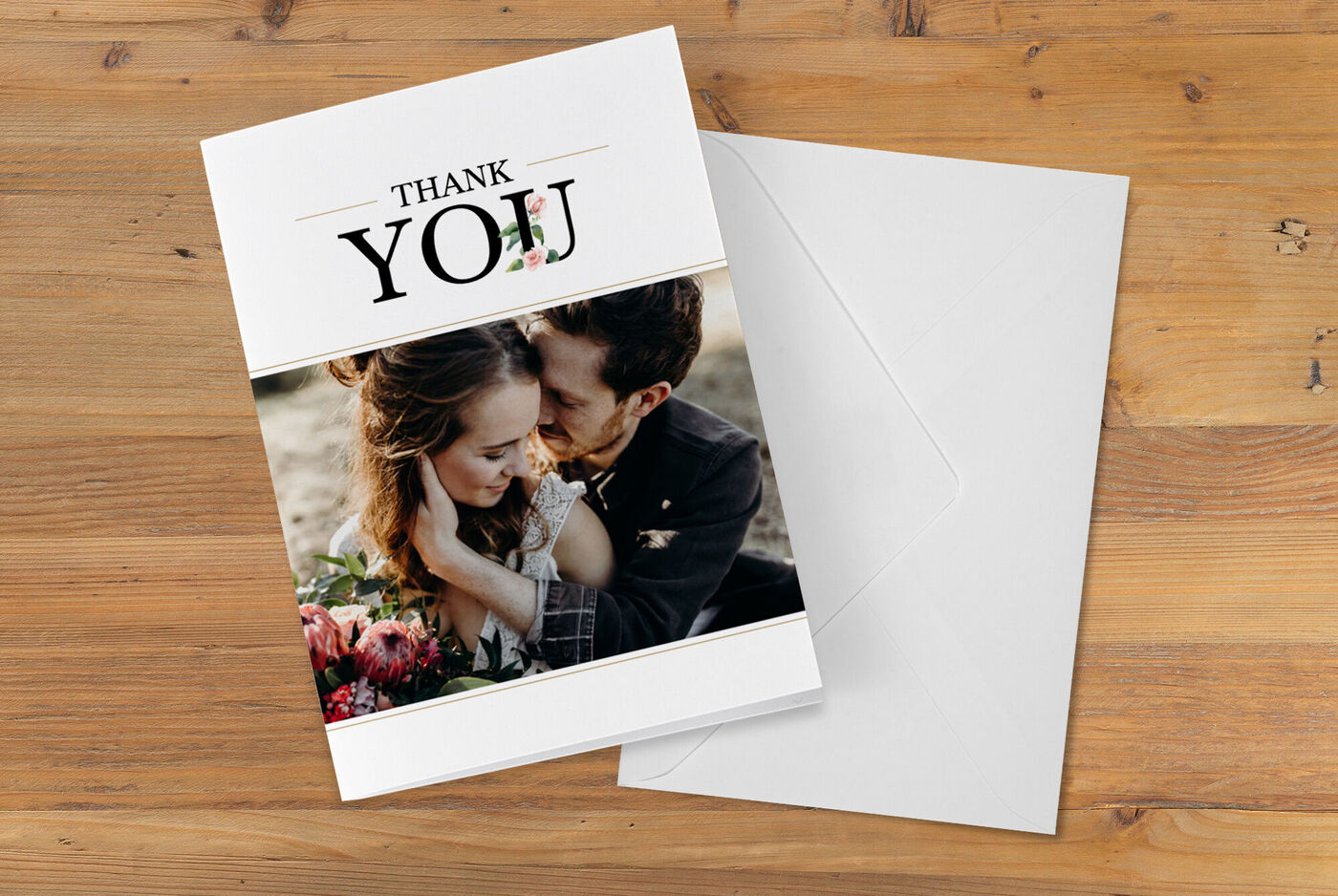 Una card di ringraziamento con una coppia innamorata e fiori.