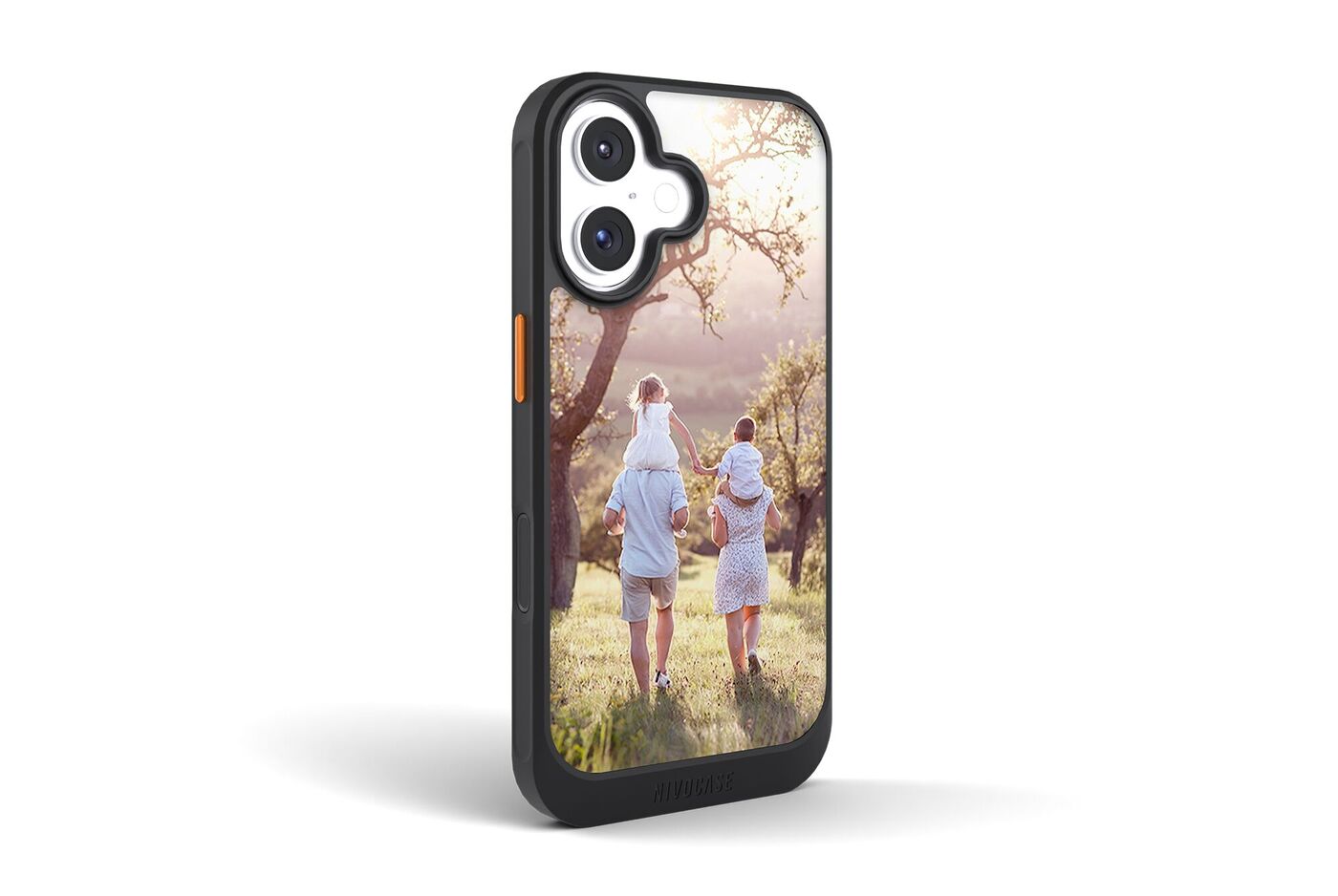 Custodia per smartphone con una foto personale di una famiglia che passeggia in un prato soleggiato tra gli alberi.