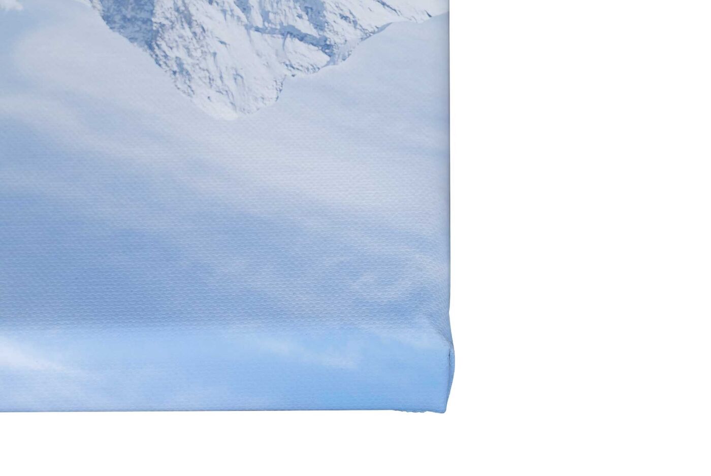 Parte di un quadro blu con dettagli chiari di montagna.