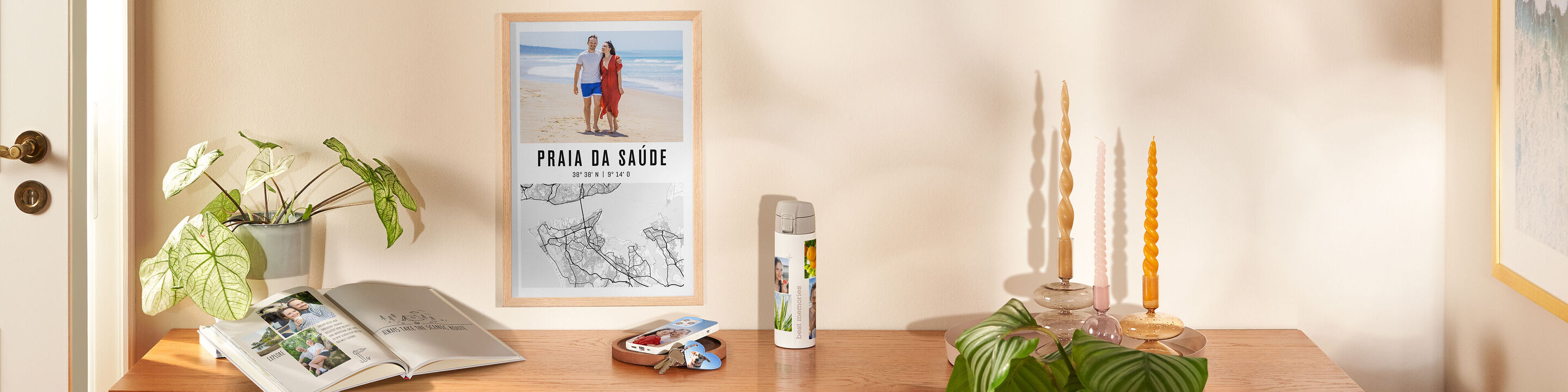 Un soggiorno accuratamente arredato con un fotolibro CEWE, una pianta decorativa e un bel quadro da parete.