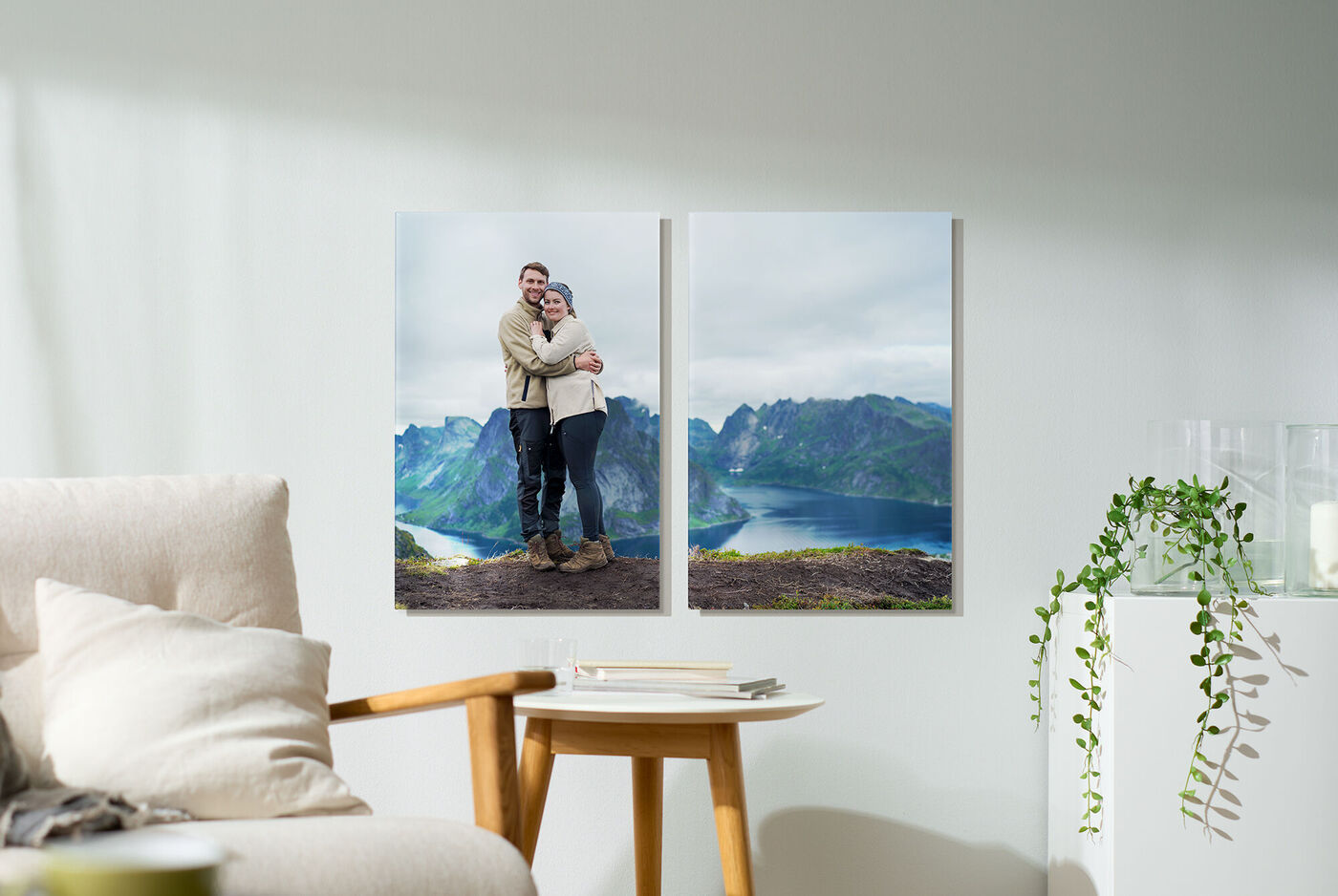 Una coppia si abbraccia di fronte a una montagna spettacolare nei quadri decorativi.