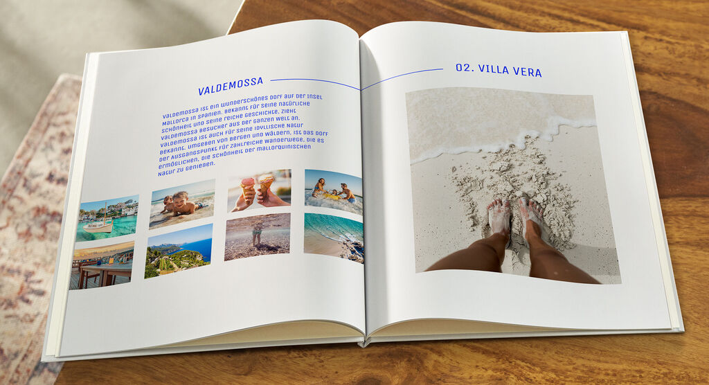 Fotolibro aperto su un tavolo con ricordi personali delle vacanze.