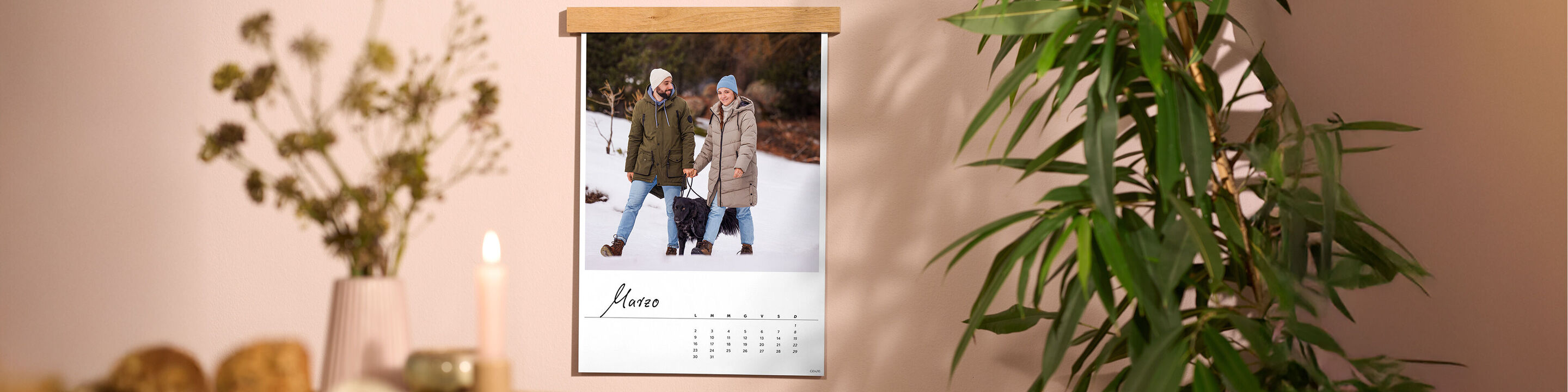 Calendario da parete A4 personalizzato con la foto di una bambina e listello in legno
