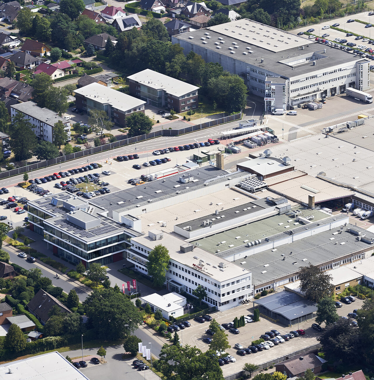 Foto aerea della sede aziendale con edifici moderni e parcheggi
