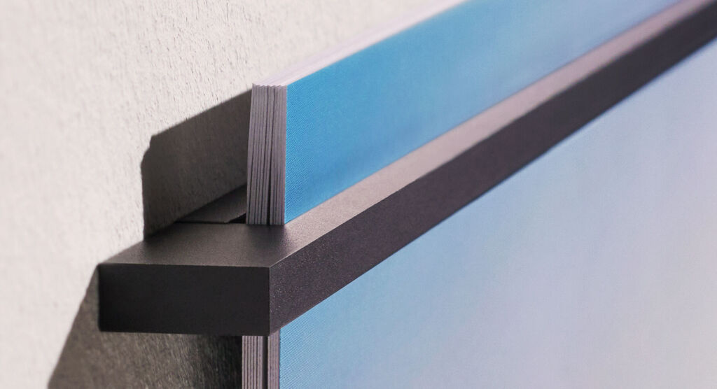 Dettaglio di un quadro con supporto stabile a parete
