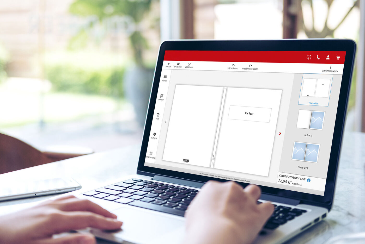 Una persona crea un fotolibro su un laptop.