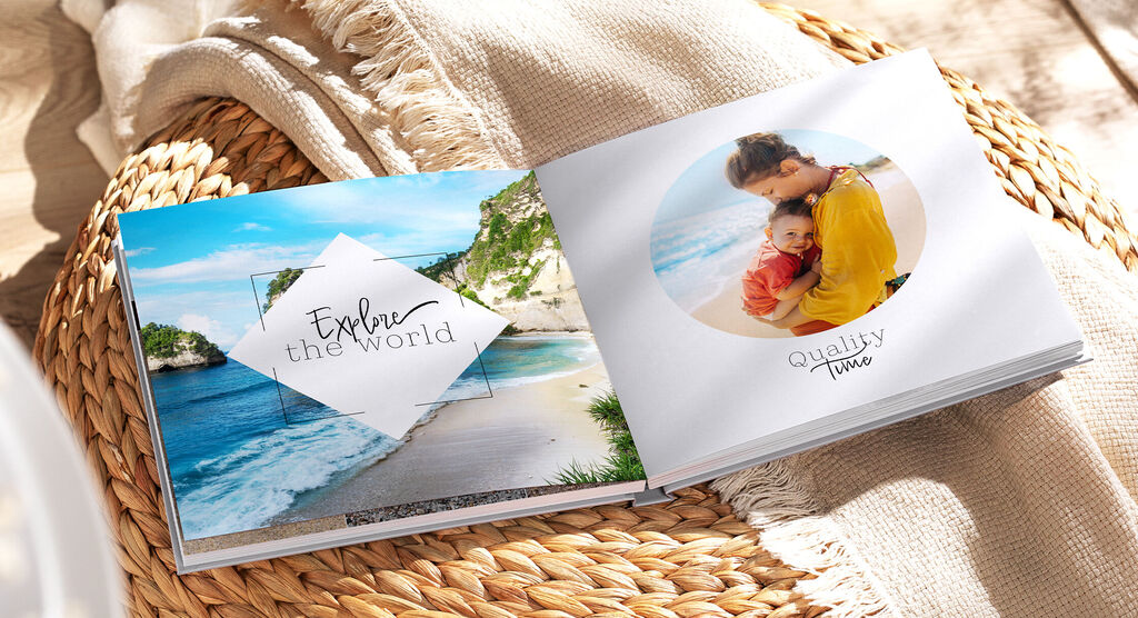 Fotolibro aperto su un paesaggio costiero con "Explore the World" e un momento affettuoso "Quality Time".
