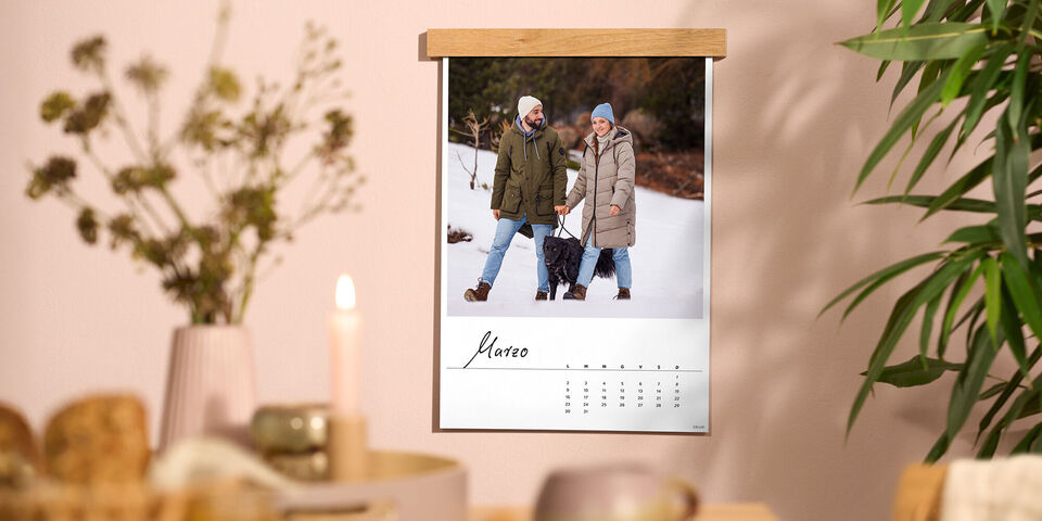 Calendario da parete A4 personalizzato con la foto di una bambina e listello in legno