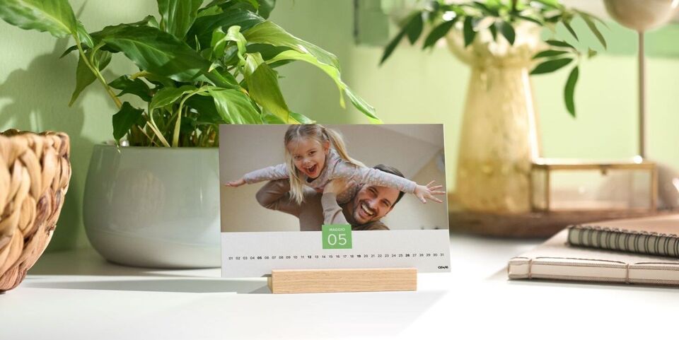 Un bel calendario su un tavolo con un'immagine di un momento felice.