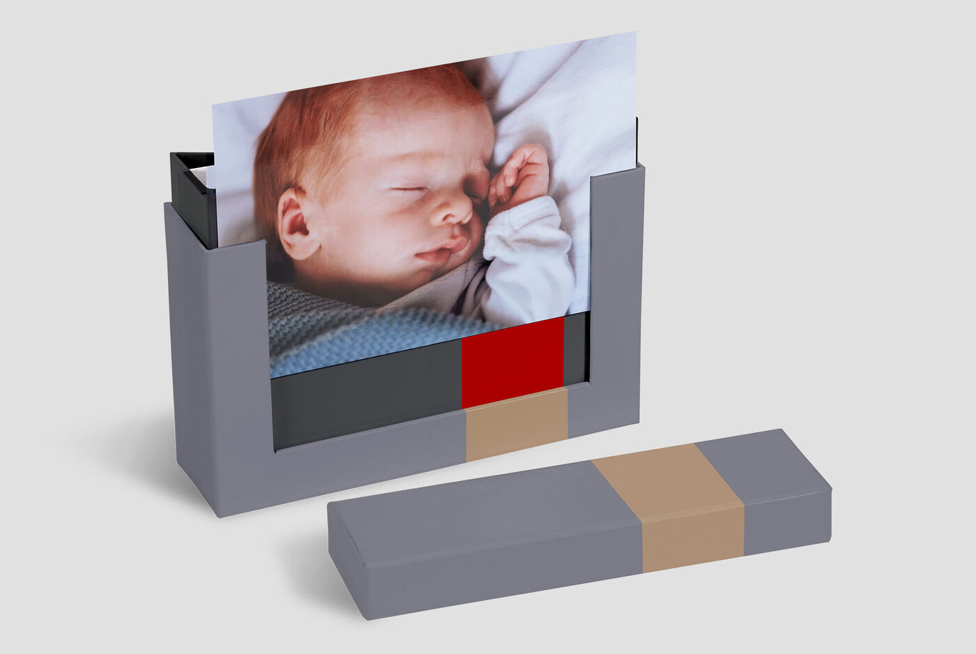 Un set creativo con cartoline fotografiche e un momento speciale, presentato con amore.