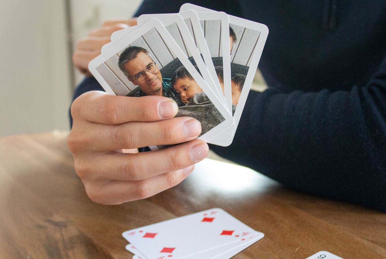 Una mano tiene delle carte con bei ricordi.