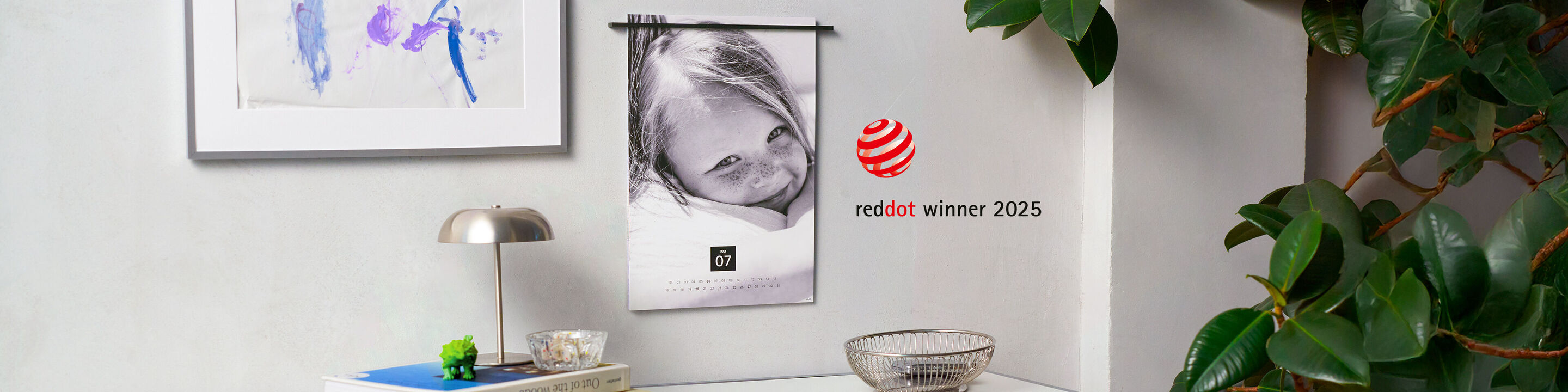 Un elegante quadro appeso sopra una scrivania, circondato da piante e una lampada moderna. Design minimalista e premiato.
