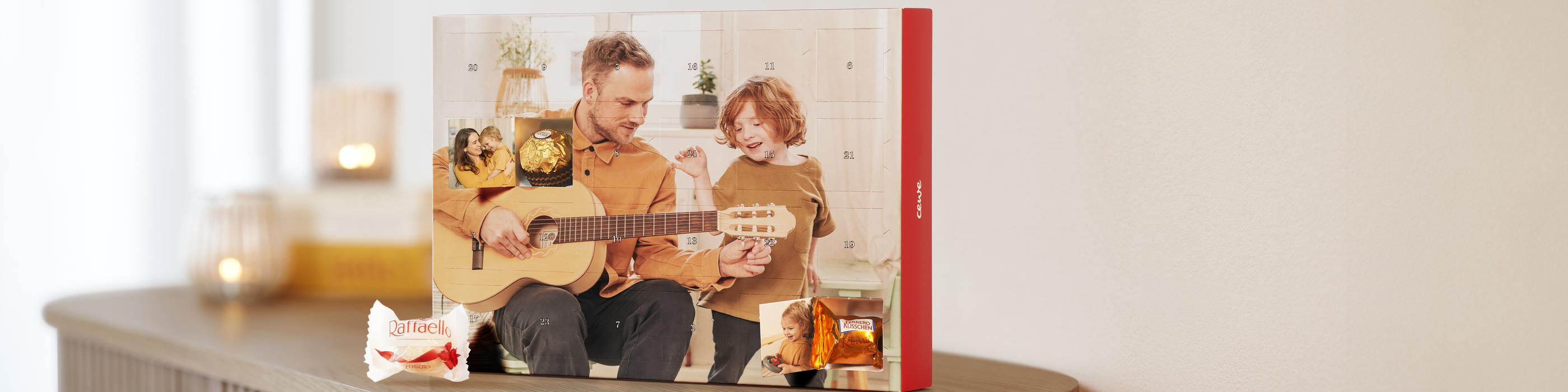 Una coppia suona la chitarra insieme con un CEWE Fotolibro sullo sfondo.