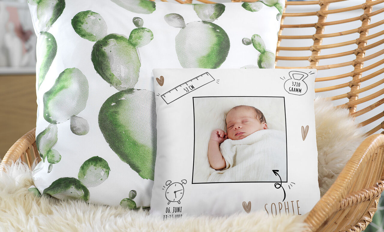 Atmosfera accogliente con cuscini e un cuscino personalizzato con motif per bambini.