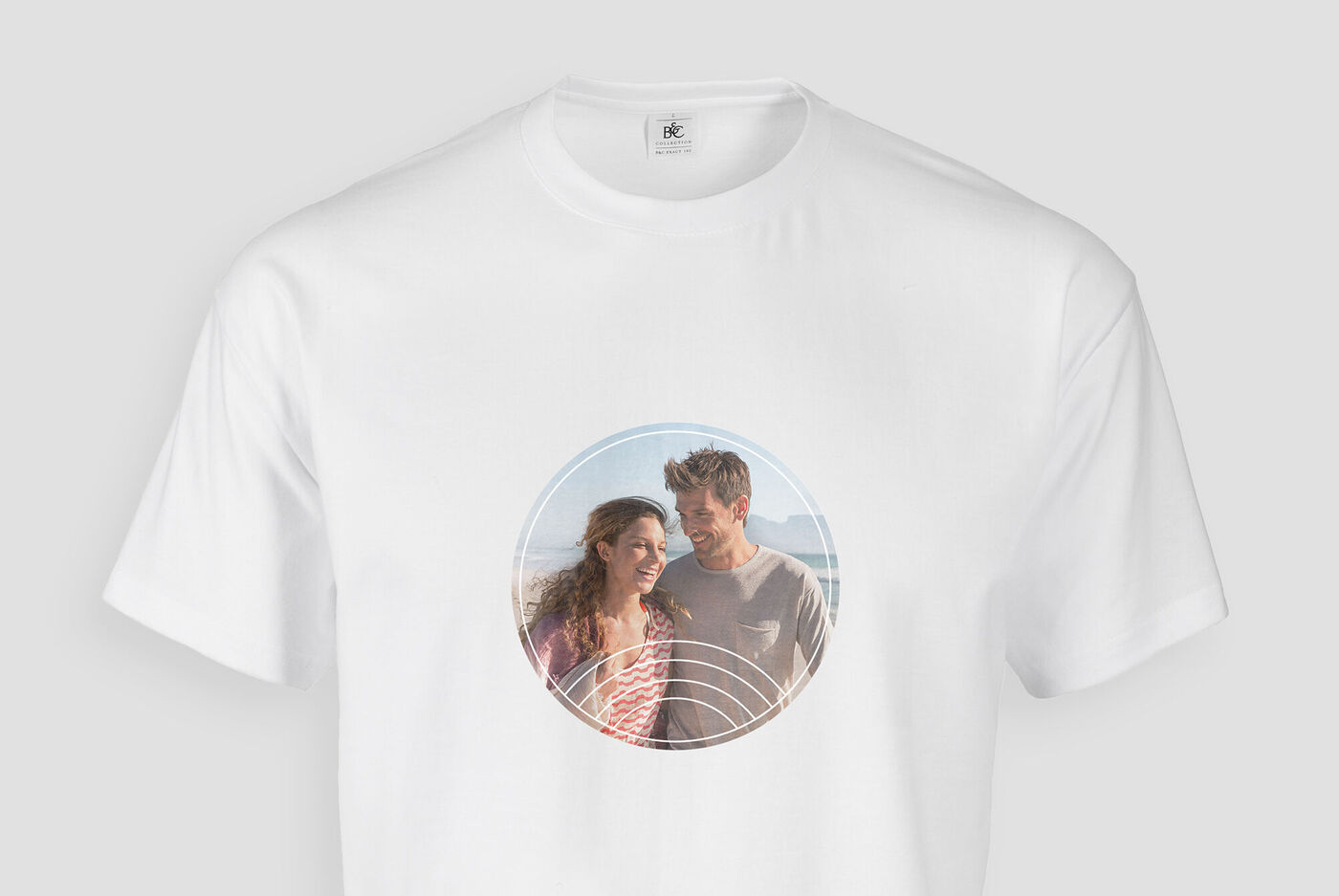 Una coppia in una T-shirt bianca con un'immagine rotonda in un telaio, che sprigiona gioia.