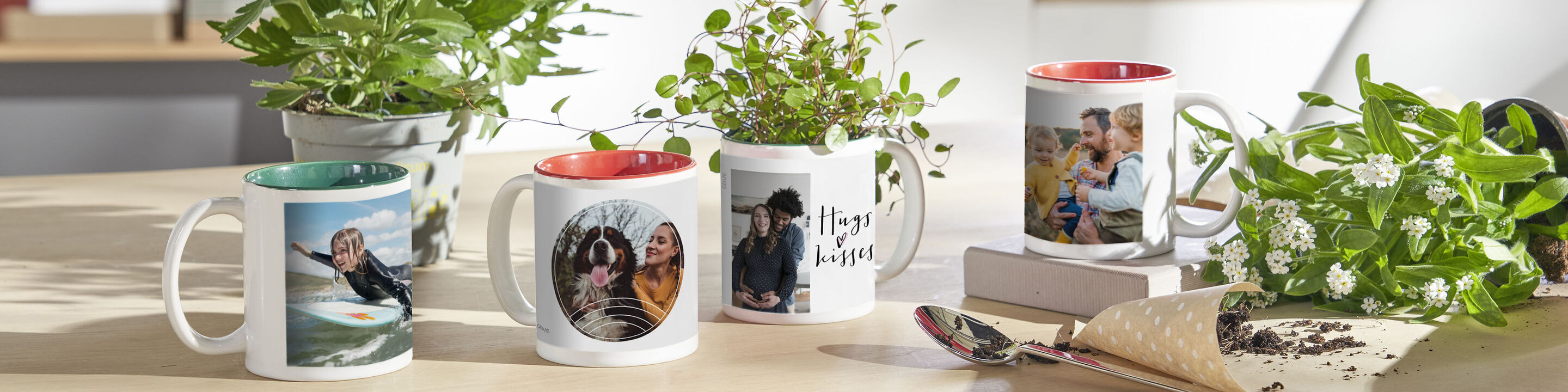Quattro tipi di tazze personalizzate con foto di famiglia su un tavolo di legno.