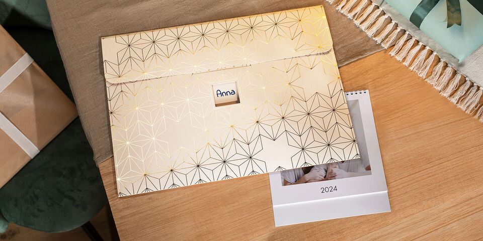 Eleganti cartoline CEWE con un bel design e un calendario accanto.
