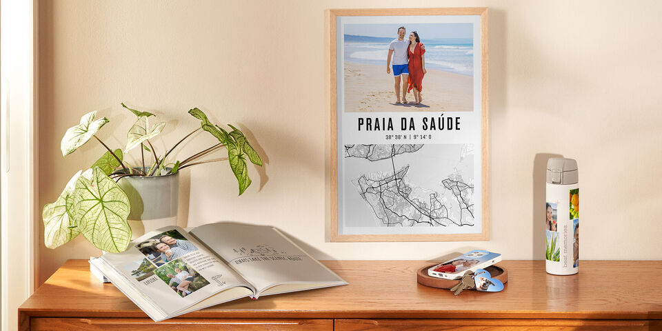 Un meraviglioso set con un fotolibro CEWE e un quadro su legno, circondato da una pianta e ricordi personali.