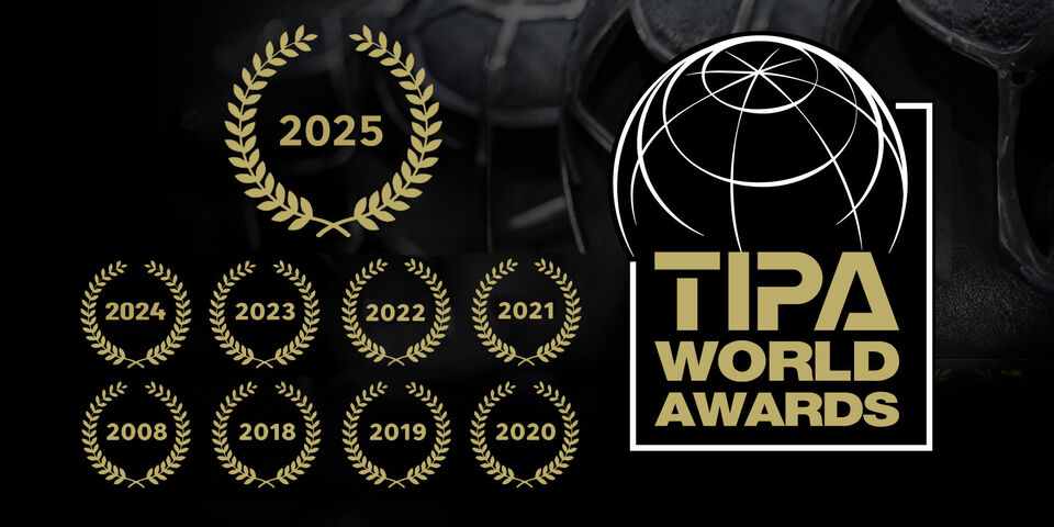 Annuncio dei TIPA World Awards 2025, con alloro dorato per vari anni dal 2018 al 2025.
