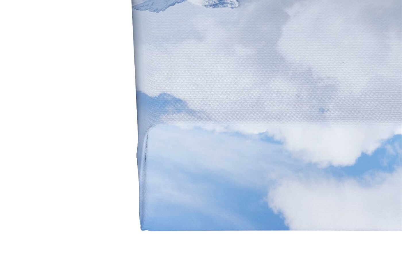 Impressione di un quadro murale con cielo azzurro soffice e nuvole bianche durante il montaggio.